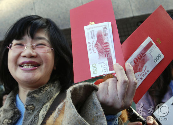 台湾民众今起每人可领3600元新台币消费券