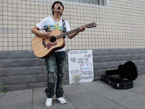 看到墙边一个流浪歌手在卖唱,却没想到这哥们后来主演了一部街头
