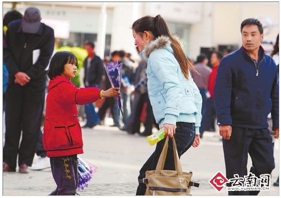 永远在一起"—— 一个卖花小孩突然拦住去路,将火红的玫瑰花送到眼前