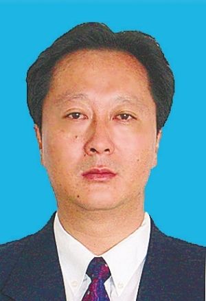 历任耿马县副县长,县委副书记,临沧市委宣传部常务副部长等职.