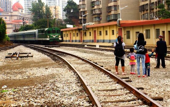 昆明麻园站小火车装载满满的亲情和别离