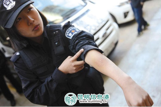 案外人强占涉案房屋拒不配合法院腾房 咬伤法警打砸花瓶
