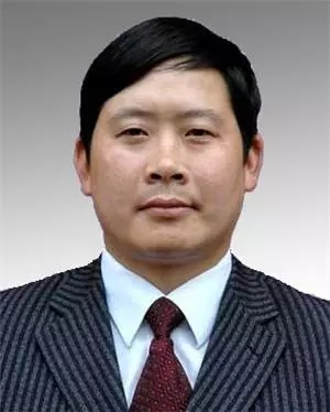 鲁绍雄,男,汉族,云南镇雄人,1968年7月出生,党校研究生学历,1988年8月