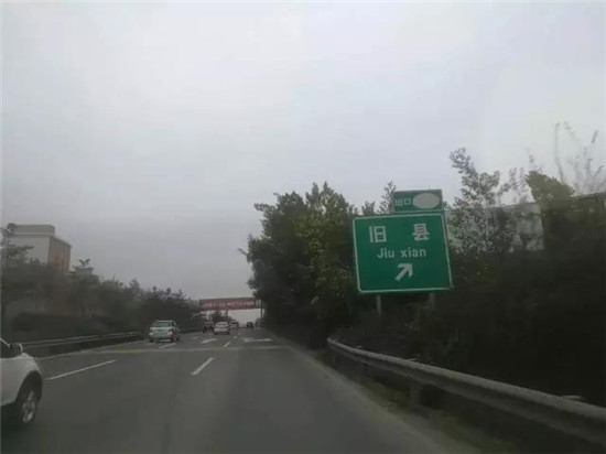 昆曲高速k2143-k2164(旧县立交至小新街立交)路段双向通行正常.