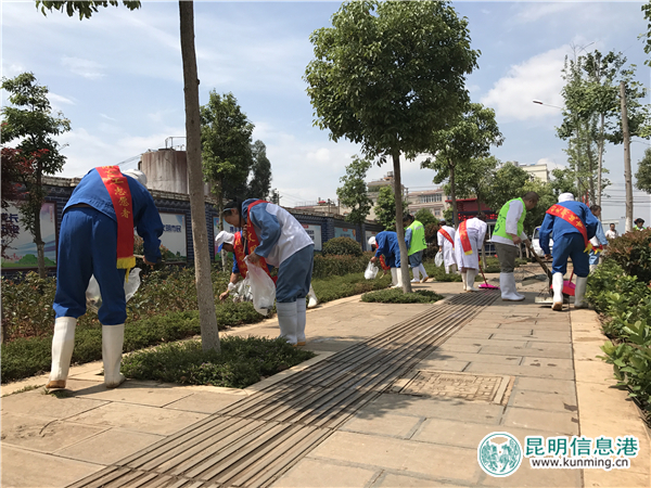 30余名农民工志愿者上街义务保洁 为“创文”助力添彩 30余名农民工志愿者上街义务保洁 为“创文”助力添彩
