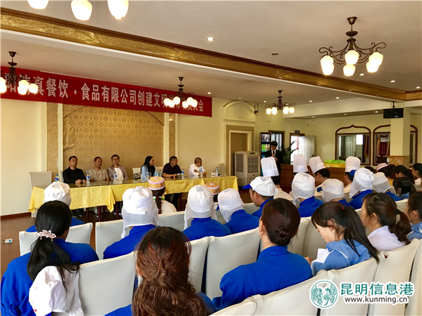 30余名农民工志愿者上街义务保洁 为“创文”助力添彩 30余名农民工志愿者上街义务保洁 为“创文”助力添彩