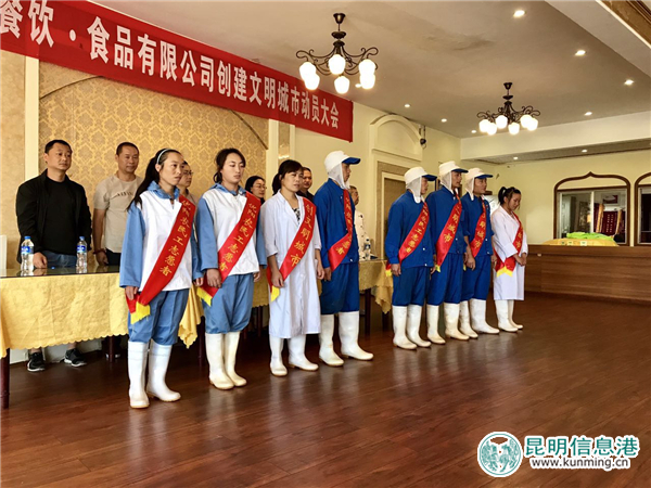 30余名农民工志愿者上街义务保洁 为“创文”助力添彩 30余名农民工志愿者上街义务保洁 为“创文”助力添彩