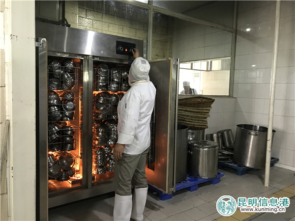 30余名农民工志愿者上街义务保洁 为“创文”助力添彩 30余名农民工志愿者上街义务保洁 为“创文”助力添彩