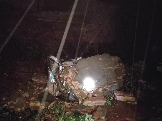 突降大雨围墙倒塌 航天春苑小区3辆车被压坏
