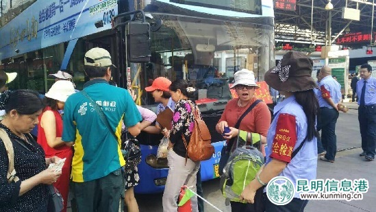 六公司组织志愿者维护车场秩序