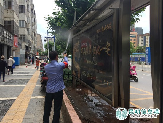 昆明公交一公司八车队组织志愿者清洗站台