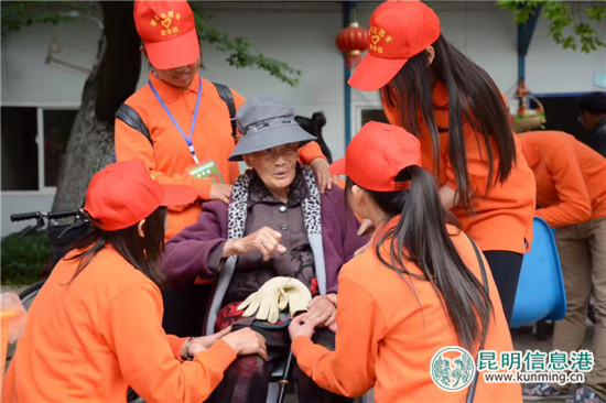 播撒汗水 青年志愿者活跃在“创文”一线