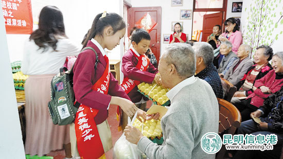 明通小学送爱心蔬菜给“三无老人”