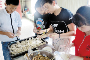 六甲社区七彩小屋办起国际课堂 14国志愿者陪外来娃过暑假