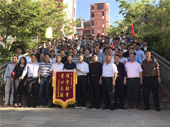 昆明春雨爱心社为禄劝70名贫困学子捐款35万元