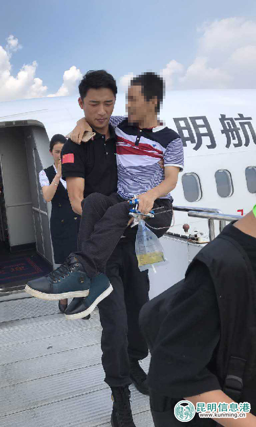 昆明航空安全员魏学涛服务特殊旅客