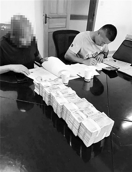 盘龙法院强制执行“剧情”反转 开豪车老赖上手铐就背来一麻袋钱