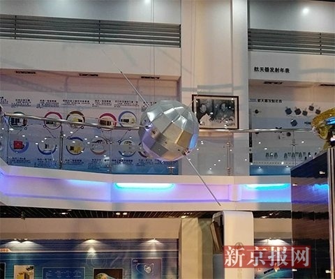 航天五院展览馆珍藏的东方红一号卫星。