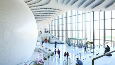 天津滨海新区图书馆内,读者坐在阶梯上看书。韩寒摄/光明图片 天津滨海新区图书馆内,读者坐在阶梯上看书。韩寒摄/光明图片