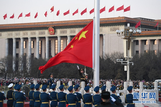 军乐团奏响《歌唱祖国》的动人旋律 天安门广场新年升国旗仪式圆满结束