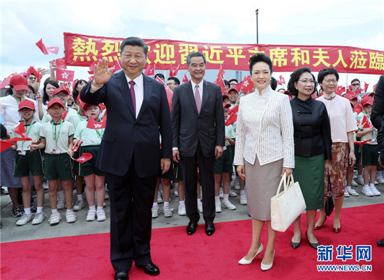 2017年6月29日，习近平乘专机抵达香港，这是习近平和夫人彭丽媛在机场向欢迎的人群致意。新华社记者兰红光 摄