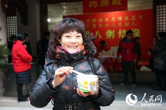 上海静安寺腊八节免费施粥 市民清晨排队吃粥沾福气