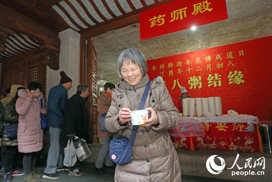 上海静安寺腊八节免费施粥 市民清晨排队吃粥沾福气