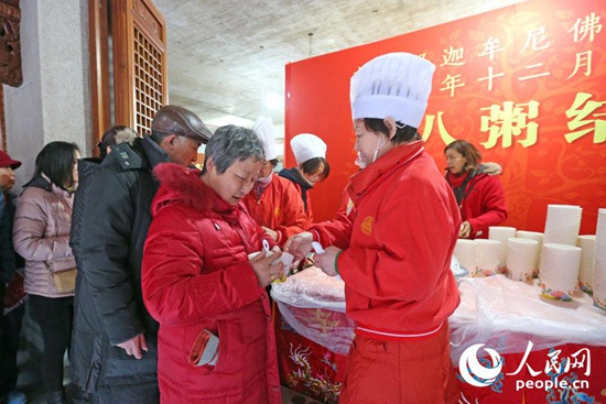 上海静安寺腊八节免费施粥 市民清晨排队吃粥沾福气