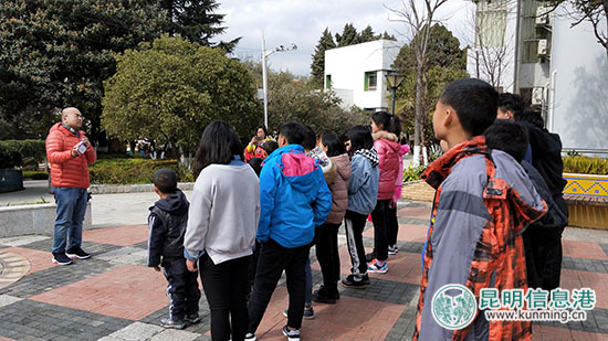 撕名牌过生日 爱心志愿者走进昆明市儿童福利院送温暖