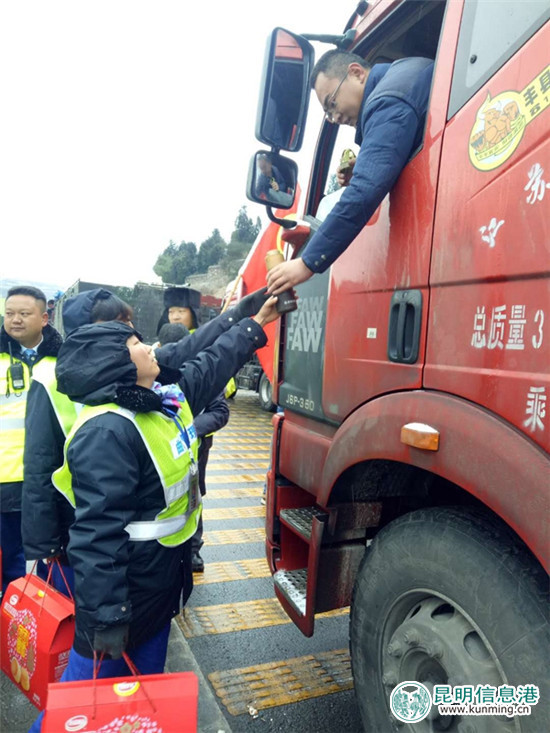 多条高速遭遇冰冻 云南交投全力做好滞留车辆及人员保障工作