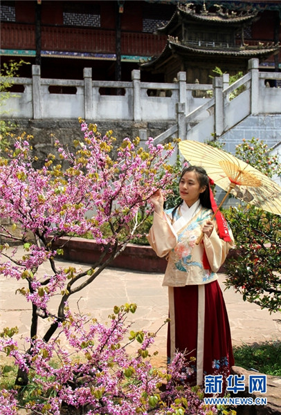 昆明数百名“汉服女孩”共庆花朝节 衣袂飘飘古韵十足