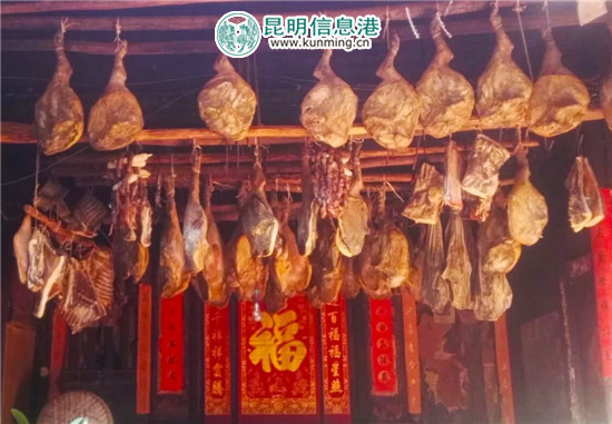 杨斌全制作的诺邓火腿。记者宋建波/摄