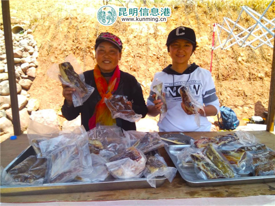 杨梅花（左）、杨艳芹（右）展示她们制作的腊肉。记者江枫/摄