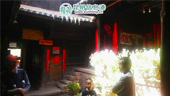 五滴水客栈内景，右侧站立男子为李文飞。记者宋建波/摄