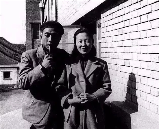 汪曾祺和施松卿丨梨花瓣是月亮做的_昆明信息港