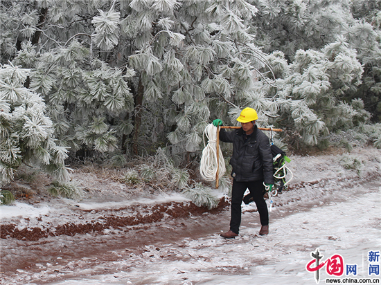 【新春走基层】曲靖线路工人一线抗冰保电 【新春走基层】曲靖线路工人一线抗冰保电