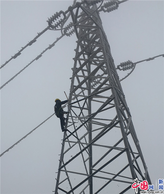 【新春走基层】曲靖线路工人一线抗冰保电 【新春走基层】曲靖线路工人一线抗冰保电