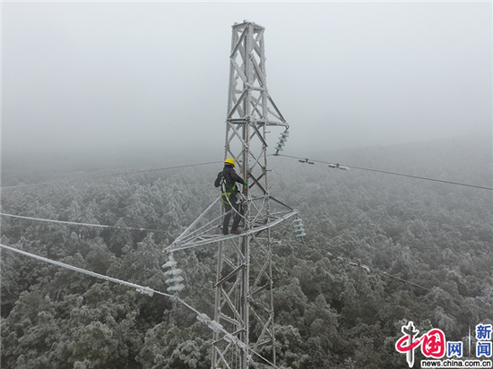 【新春走基层】曲靖线路工人一线抗冰保电 【新春走基层】曲靖线路工人一线抗冰保电