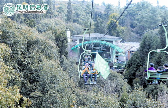 记者团乘坐缆车游西山。记者李海曦/摄