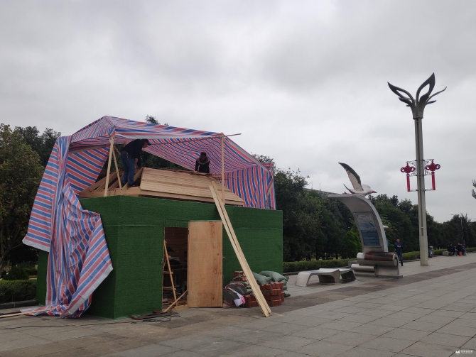 草海大坝上在建中的洗手池。 草海大坝上在建中的洗手池。