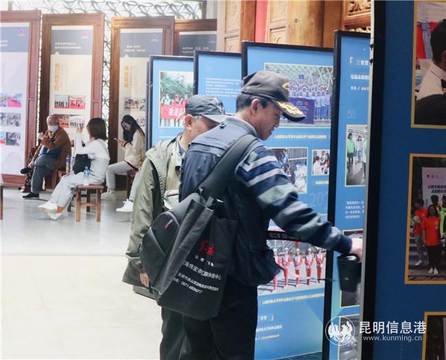 市民参观摄影作品展 市民参观摄影作品展